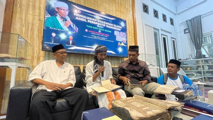 Ulama muda Aceh Tgk Muhammad Yusuf Nasir atau akrab disapa Abiya Jeunieb didampingi Cek Midi dan Hermansyah ketika berkunjung ke Rumoh Manuskrip Aceh, di Gampong Ie Masen, Banda Aceh, Kamis petang (10/8)