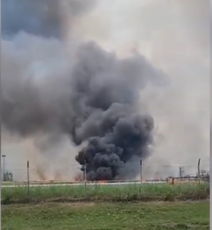 Rumput kering di area pipa PT Pema Global Energi (PGE) Cluster 1, di Kecamatan Syamtalira Aron, Aceh Utara, terbakar Sabtu siang, 12 Agustus 2023