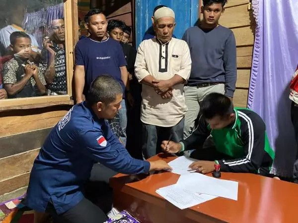 Prosesi penyerahan jenazah Muhammad Nasir (36) warga Desa Matang Kumbang, Kecamatan Simpang Ulim, Aceh Timur