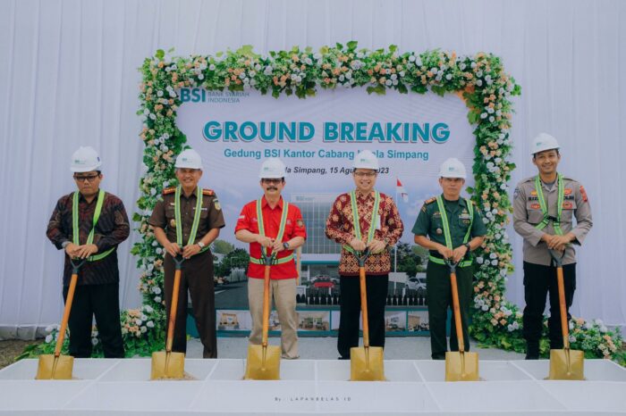 Pj Bupati Aceh Tamiang Meurah Budiman dan Regional CEO BSI Aceh Wisnu Sunandar saat melakukan groundbreaking pembangunan gedung baru BSI Kantor Cabang Kuala Simpang, Selasa (15/8)