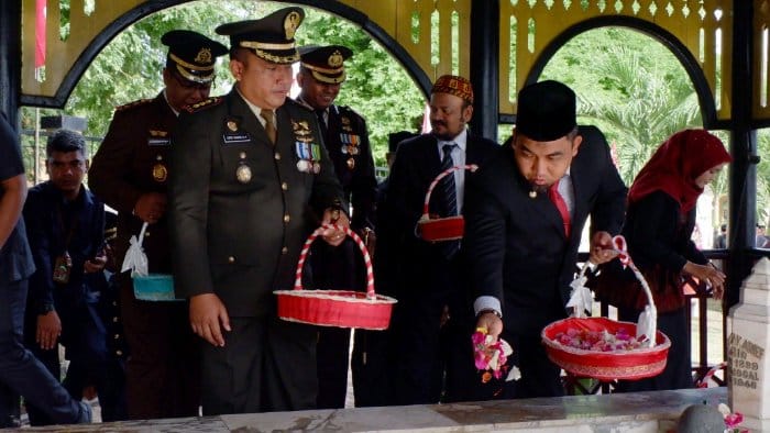 Pj Bupati Aceh Besar Muhammad, Iswanto didampingi Pj Ketua TP PKK Aceh Besar Cut Rezky Handayani beserta Forkopimda Aceh Besar menabur bunga di Makam Pahlawan Nasional Teuku Nyak Arief, di Gampong Lamreung, Kecamatan Krueng Barona Jaya, Rabu (16/8)