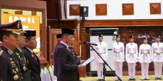 Pj Gubernur Aceh Achmad Marzuki mengukuhkan 75 Anggota Paskibra Aceh Tahun 2023 di Anjong Mon Mata Banda Aceh, Rabu (16/8)