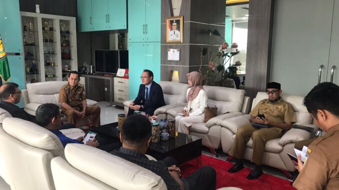 Pj Wali Kota Banda Aceh Amiruddin bertemu dengan delegasi perusahaan asal Korea Selatan, The Zone Co Ltd di ruang kerjanya, balai kota, Selasa (15/8)