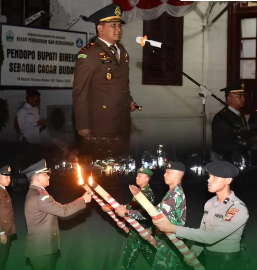 Kajari Bireuen Munawal Hadi SH MH memimpin upacara Taptu) dan pawai obor dalam rangka HUT ke-78 Kemerdekaan RI Tahun 2023 di halaman Pendopo Bupati Bireuen, Selasa malam (15/8)