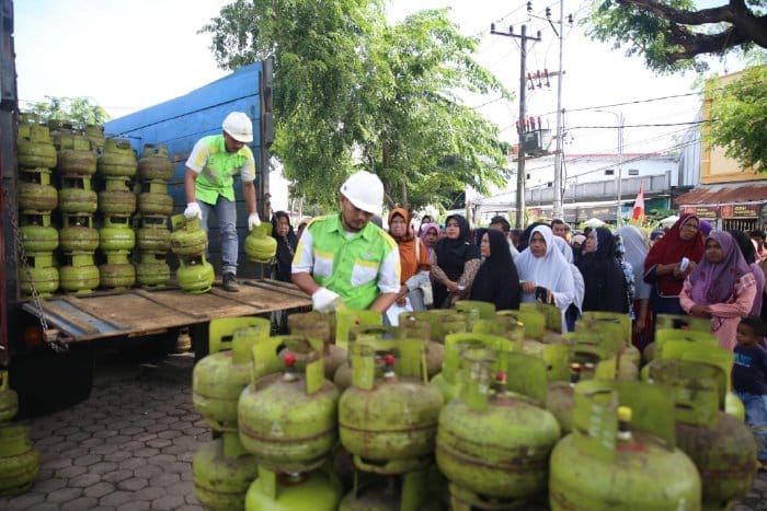 Warga Darul Imarah membeli gas melon pada operasi pasar elpiji 3 kg di halaman Masjid Al Faizin, Lampeuneurut, Darul Imarah, Aceh Besar, Rabu (16/8)