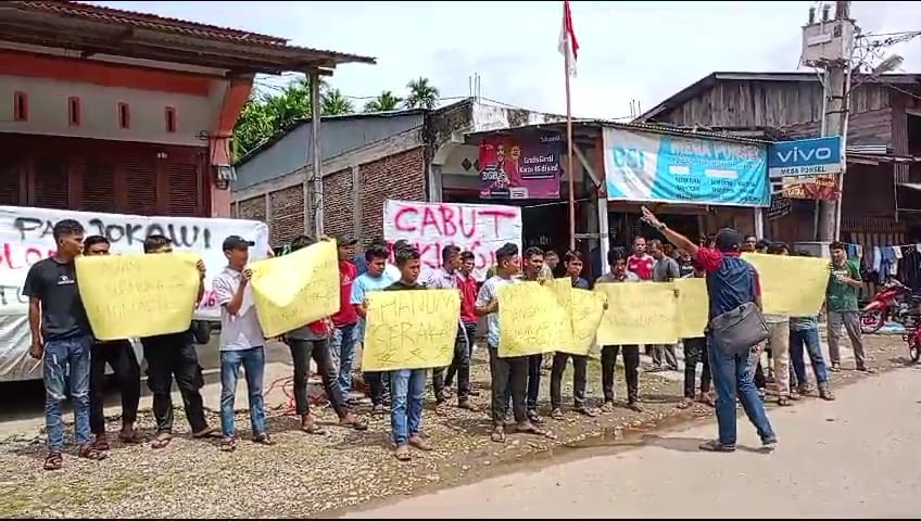 Ratusan masyarakat Kluet Tengah Menggamat, Aceh Selatan menggelar aksi demo di depan Kantor Camat Kluet Tengah, Kamis (17/8). Mereka menuntut Pemerintah Aceh mencabut Izin PT BMU yang beroperasi di Desa Simpang Tiga, Kecamatan Kluet Tengah