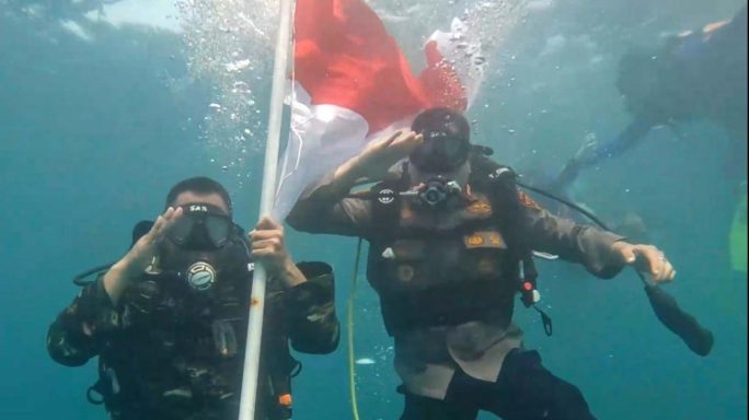 Danrem 011/Lilawangsa Kolonel Kav. Kapti Hertantyawan melaksanakan pengibaran bendera Merah Putih di bawah laut dalam rangka HUT ke-78 RI di Pos 56 PT. PAG Ujong Batee Desa Blang Pulo Kecamatan, Muara Satu, Lhokseumawe, Kamis (17/8)