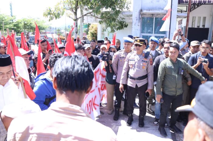 Puluhan massa yang tergabung dalam aliansi masyarakat Gayo melakukan unjuk rasa di Kantor Bupati Bener Meriah, Jum’at (18/8)