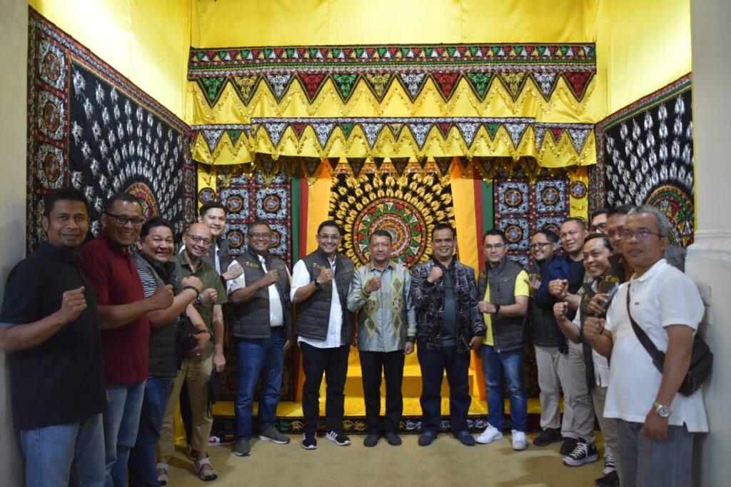 Pj Bupati Aceh Tengah Teuku Mirzuan menerima kunjungan Ketua OJK Aceh Yusri bersama Pimpinan Forum Komunikasi Industri Jasa Keuangan (FKIJK) Aceh di Pendopo Bupati, Jum’at malam (18/8)