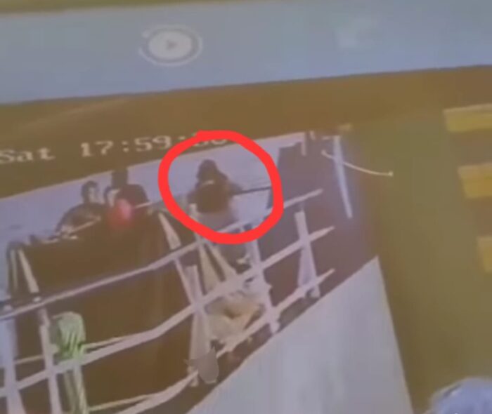 Rekaman CCTV KMP Aceh Hebat 2 yang memperlihatkan seorang penumpang perempuan lompat ke laut, Sabtu sore (19/8)