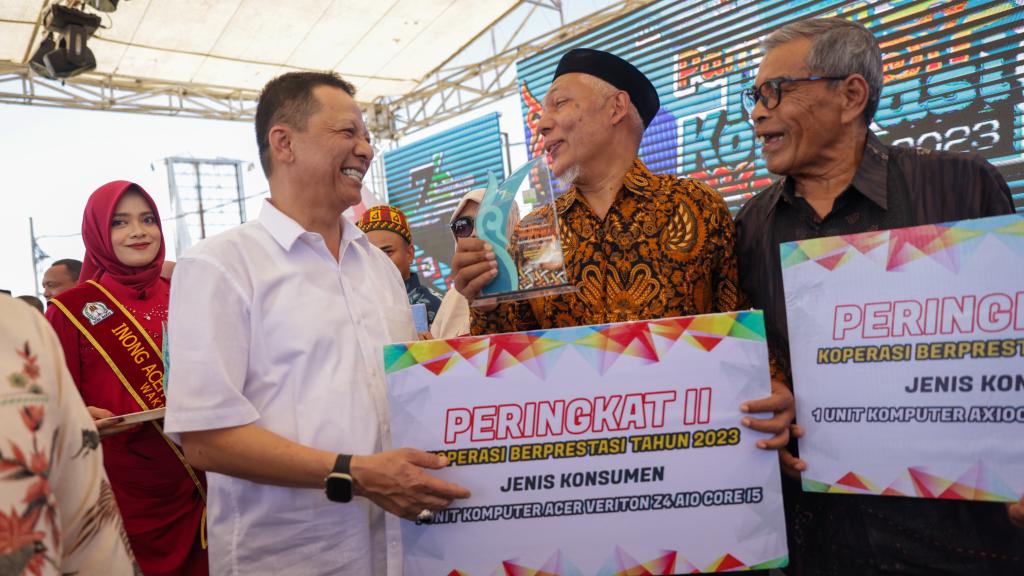 Pj Gubernur Aceh Achmad Marzuki menyerahkan Piagam Penghargaan kepada koperasi berprestasi, Koperasi RAT terbaik, serta penyerahan sertifikat halal kepada pelaku usaha dalam rangka Hari Koperasi ke-76 dan Hari UMKM ke-17, di Lapangan Gedung Olahraga dan Seni Meulaboh, Ahad (20/8)