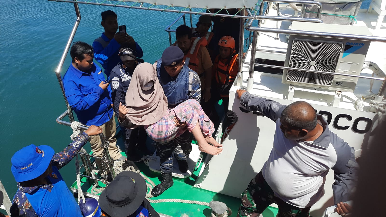 Evakuasi perempuan yang melompat ke laut untuk dibawa ke RSUDZA Banda Aceh