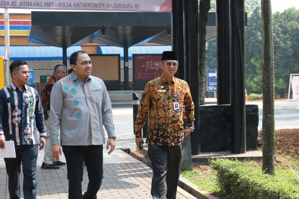 Asisten Administrasi Umum Setda Aceh Dr Iskandar AP didampingi Kepala BPPA Akkar Arafat dan Kabag Materi dan Komunikasi Pimpinan Biro Adpim Setda Aceh M Gade ST, meninjau Bazar Kuliner Produk Unggulan Khas Aceh di TMII Jakarta, Ahad (20/8)