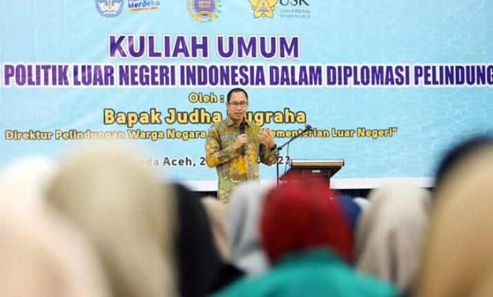 Direktur Perlindungan Luar Negeri Kemenlu Negeri Judha Nugraha memberikan kuliah umum di hadapan mahasiswa USK Banda Aceh tentang pentingnya diplomasi pelindungan terhadap WNI, Senin (21/8)