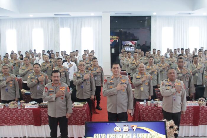 Kapolda Aceh Irjen Pol Ahmad Haydar didampingi Wakapolda Brigjen Pol Syamsul Bahri bersama para Kapolres jajaran Polda Aceh, Senin (21/8)
