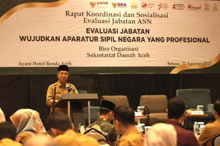 Asisten Administrasi Umum Setda Aceh Dr Iskandar AP membuka Rakor dan Sosialisasi Evaluasi Jabatan ASN yang diselenggarakan Biro Organisasi Setda Aceh, di Ayani Hotel Banda Aceh, Selasa (22/8)