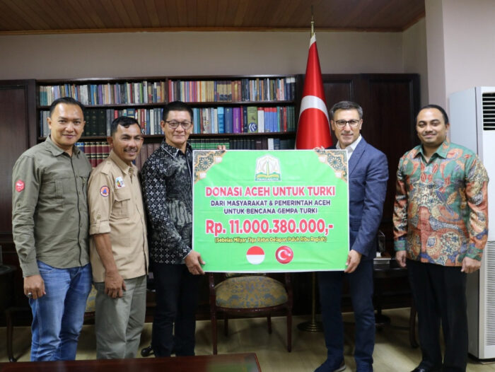 Kepala Pelaksana BPBA Ilyas menyerahkan donasi masyarakat Aceh untuk korban gempa Turki yang diterima Dubes Turki untuk Indonesia Prof Dr Talip Küçükcan di Jakarta, Kamis (24/8)