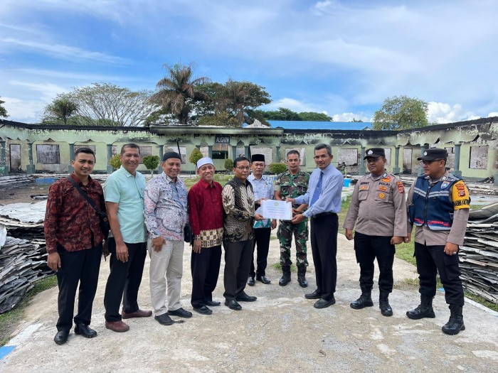 Kabid PD Pontren Kanwil Kemenag Aceh Muntasyir menyerahkan bantuan kepada korban kebakaran Pesantren Gontor 8 Aceh, Gampong Meunasah Baro, Seulimuem, Aceh Besar, Kamis (24/8)