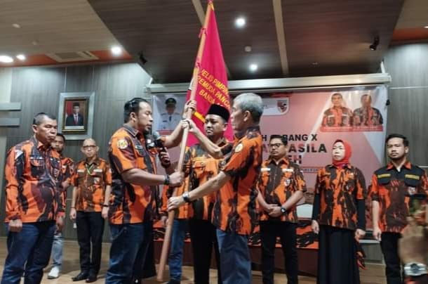 Ketua MPC PP Kota Banda Aceh terpilih Teuku Rinaldi menerima pataka dari Ketua MPW PP Aceh, T Juliansyah Darwin, saat pengukuhan dalam Muscab X di aula lantai 4 Balai Kota Banda Aceh, Sabtu (26/8)