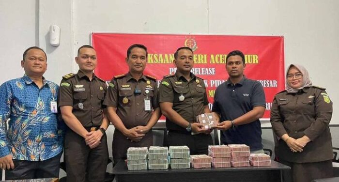 Kejari Aceh Timur menerima pembayaran denda Rp 1 miliar dari terpidana kepemilikan 78 kg sabu Abdullah alias Dullah bin Zakaria di Rutan Kelas IIB Banda Aceh, Kajhu Aceh Besar, Senin (28/8)