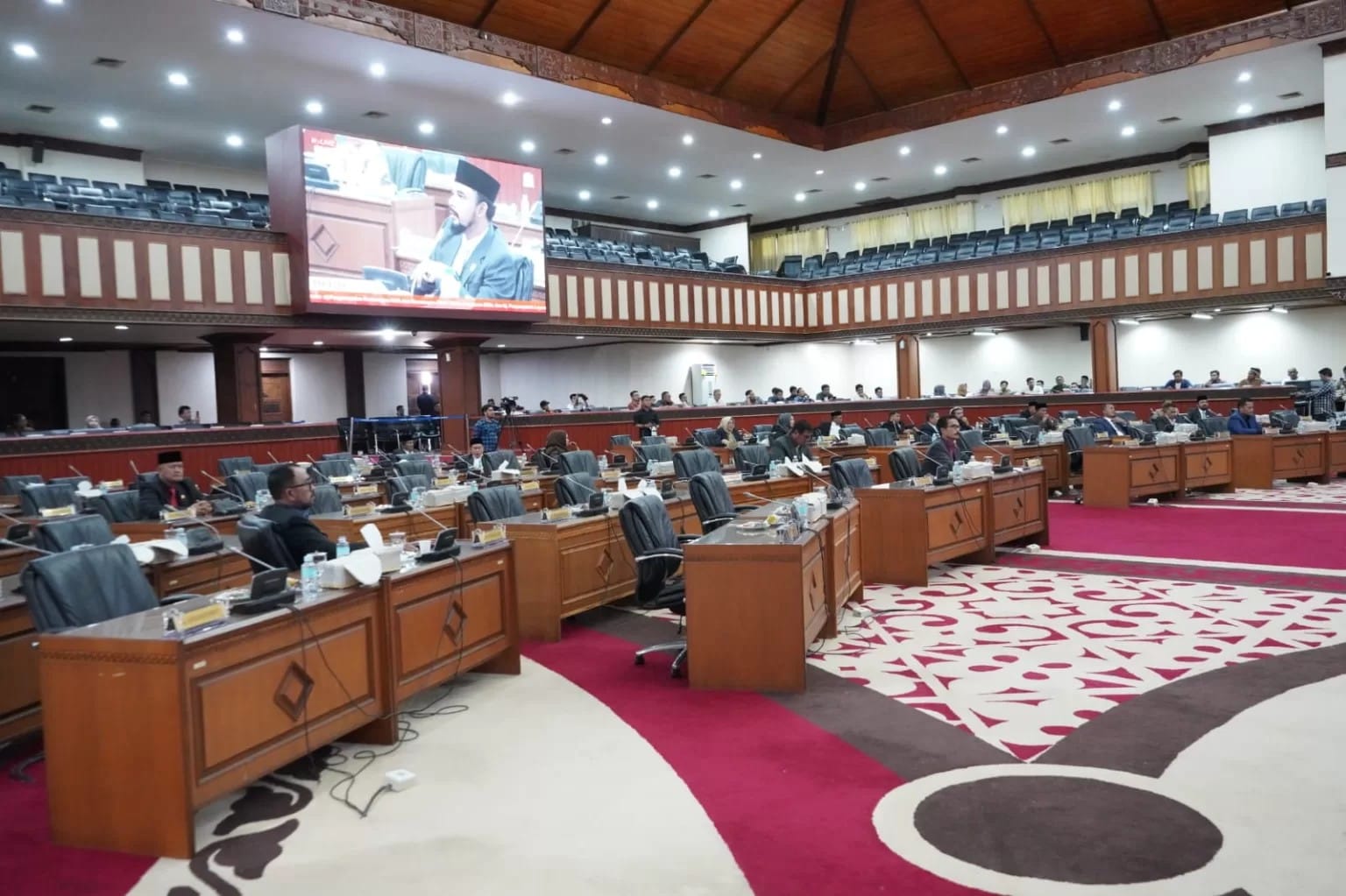 Sidang paripurna DPRA dengan agenda penyampaian Rancangan KUA-PPAS RAPBA 2024 di Gedung Utama DPRA, Jum'at (25/8/2023) kembali ditunda