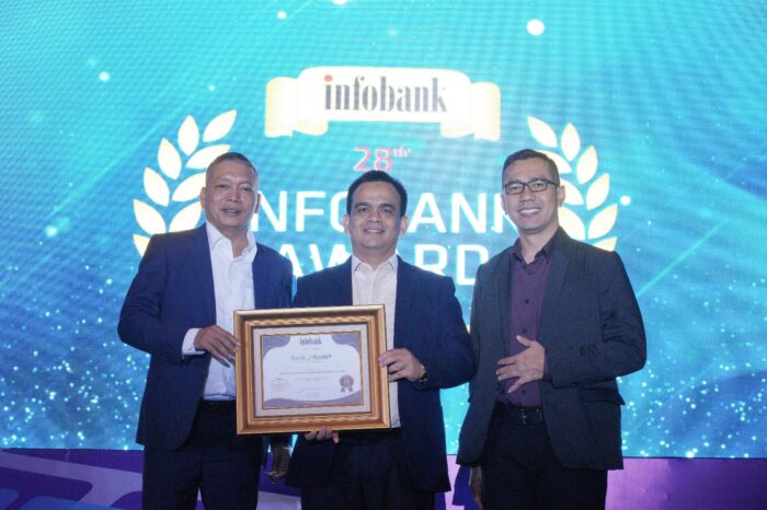 Dirut Bank Aceh Syariah Muhammad Syah menerima penghargaan Infobank Awards 2023 yang diserahkan oleh CEO Infobank Media Group Eko B Supriyanto didampingi Direktur Infobank Institute, Ruli, pada 28th Infobank Award 2023, di Jakarta, Jum'at (25/8/2023)