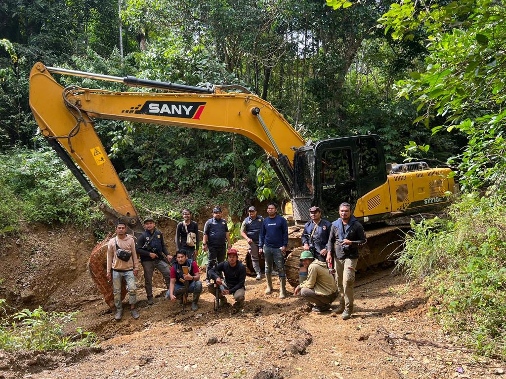 Tim Unit II Subdit IV Tipidter Ditreskrimsus Polda Aceh sempat diadang warga saat mengevakuasi untuk diamankan satu alat berat jenis ekskavator dari lokasi tambang emas ilegal di Desa Lampante Ara, Kecamatan Beutong, Nagan Raya