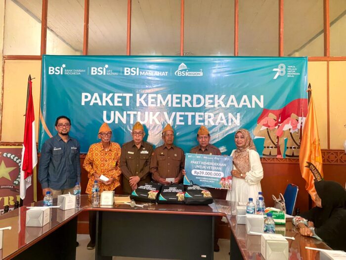 PT Bank Syariah Indonesia dan BSI Maslahat memberikan apresiasi total Rp 39 juta kepada 78 Veteran di Regional Office 1 Aceh