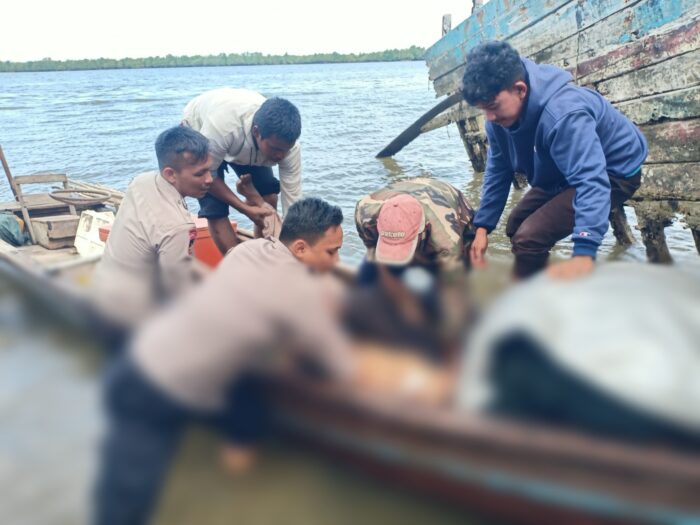 Personel Satpolairud Polres Langsa melakukan evakuasi dua nelayan warga Kota Langsa yang tenggelam di laut