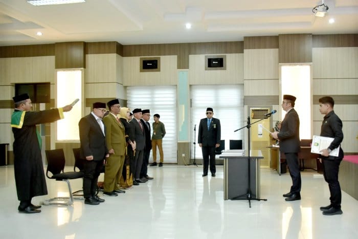 Pj Wali Kota Sabang Reza Fahlevi melantik dan mengambil sumpah 5 anggota KIP periode 2023-2028, Selasa (1/8)