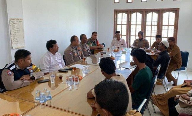 Polsek Syiah Kuala Polresta Banda Aceh memberikan pembinaan tiga orang remaja diduga anggota dari kelompok gangster yang ditangkap saat mau tawuran di Banda Aceh
