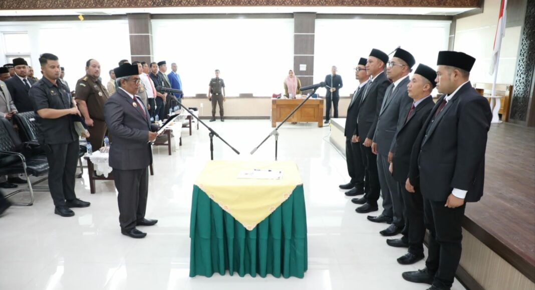 Pj Bupati Aceh Utara Mahyuzar melantik lima Komisioner KIP Aceh Utara periode 2023-2028, di aula Kantor Bupati, Landing, Lhoksukon, Selasa (1/8)