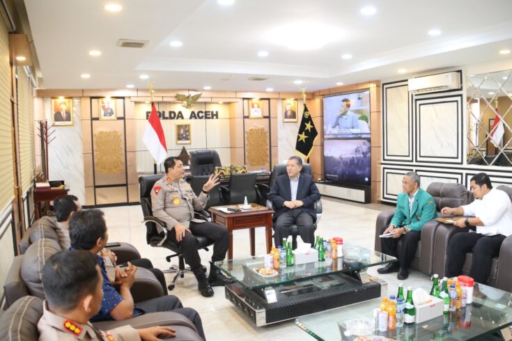 Kapolda Aceh Irjen Pol Ahmad Haydar bersama Wakapolda Brigjen Pol Syamsul Bahri menerima audiensi Rektor USK Prof Marwan di ruang kerja Kapolda, Selasa (1/8)