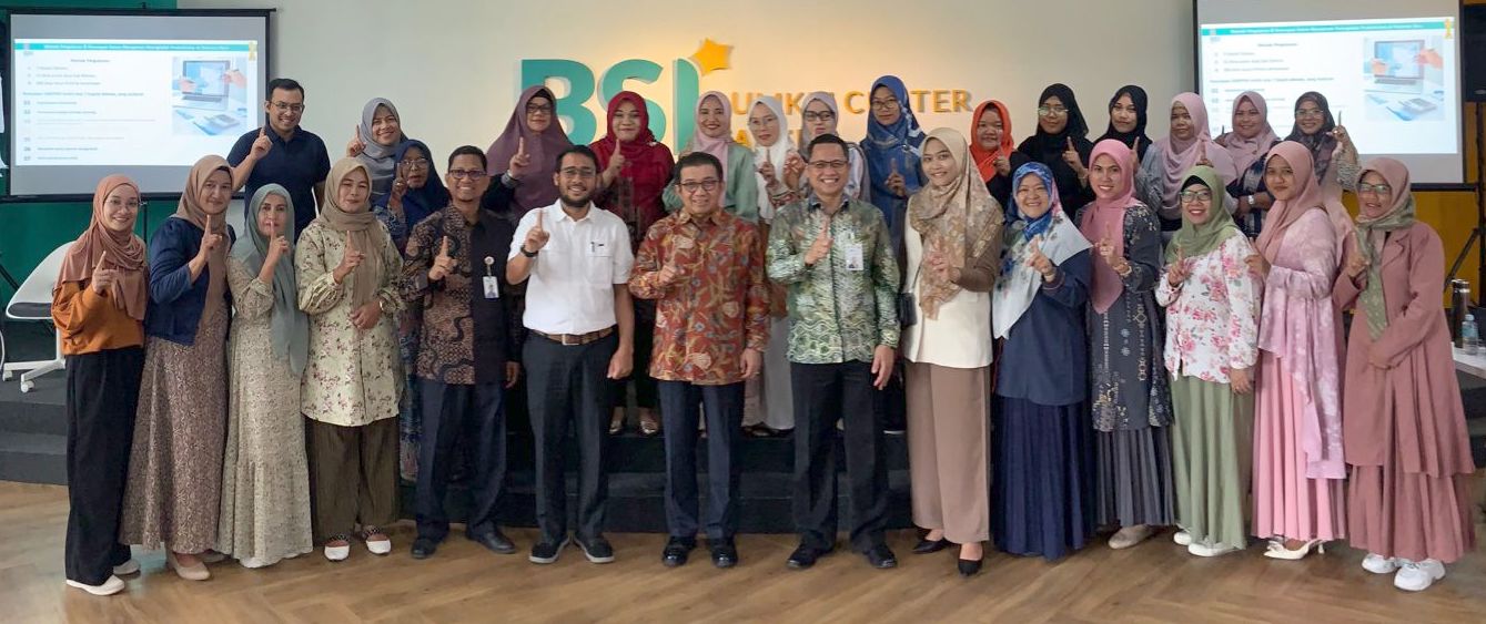 Komisaris Utama BSI Muliaman D Hadad menyempatkan mengunjungi BSI UMKM Center