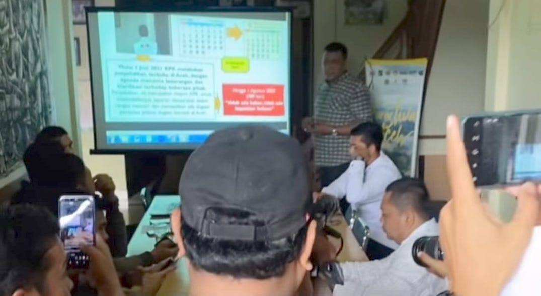 Konferensi pers Koalisi Masyarakat Sipil Antikorupsi Aceh, Selasa (1/8) yang menagih komitmen KPK menuntaskan dan mengumumkan hasil penyelidikan 5 kasus dugaan korupsi di Aceh