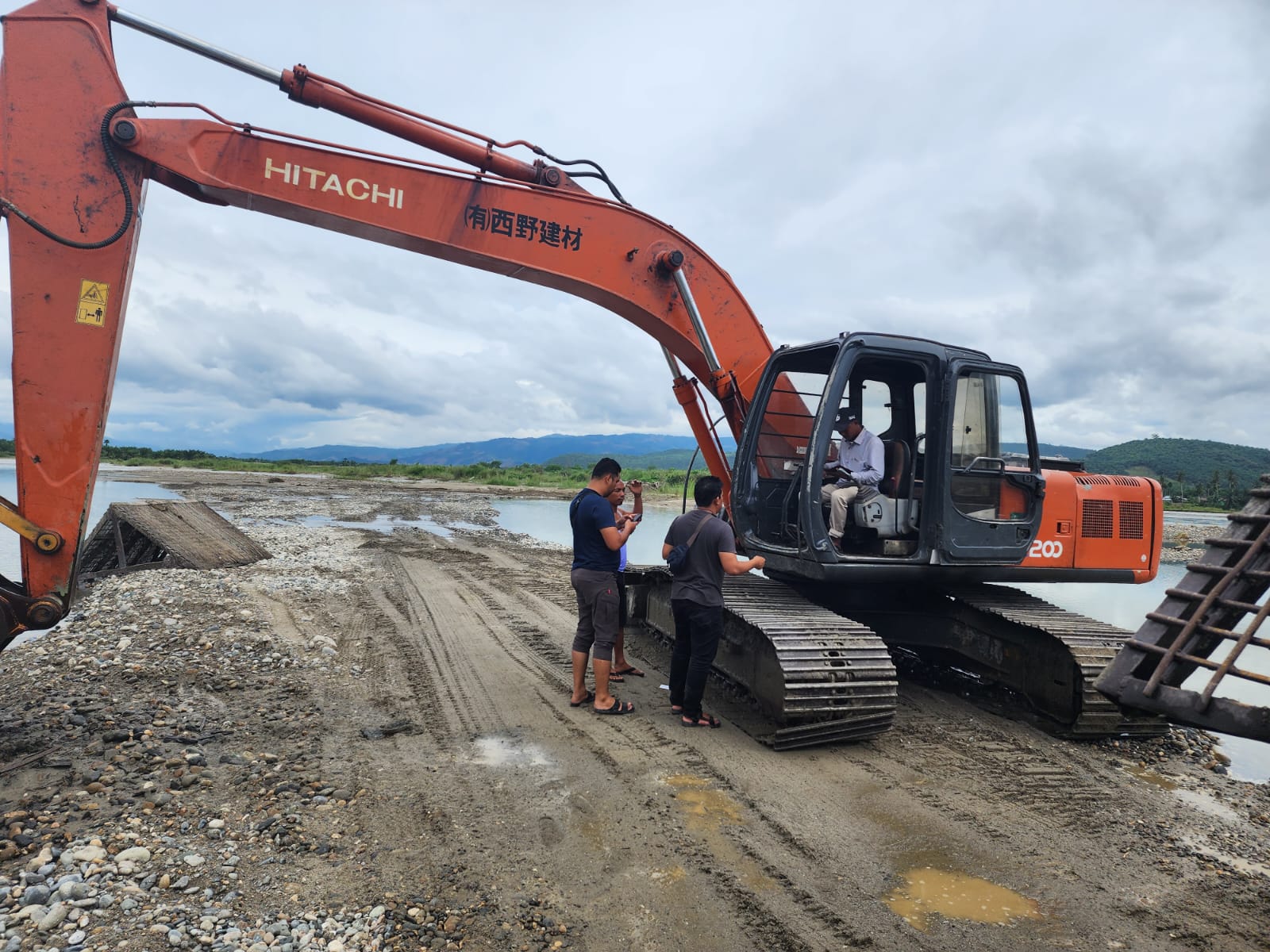 Satu unit alat berat jenis ekskavator yang diamankan polisi karena digunakan dalam aktivitas tambang ilegal di Aceh Tenggara, Selasa, 1 Agustus 2023. Foto: Ditreskrimsus Polda Aceh