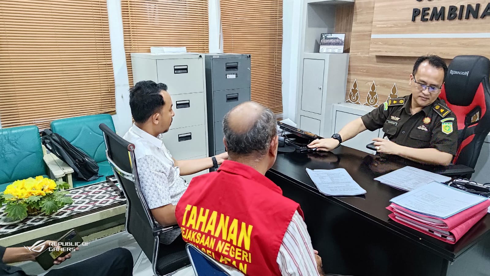 Penyerahan Barang Bukti dan Tersangka korupsi Dana Bantuan Operasional Keluarga Berencana Tahun 2016 dari penyidik Tindak Pidana Khusus Kejari Aceh Selatan kepada Penuntut Umum, Rabu (2/8)