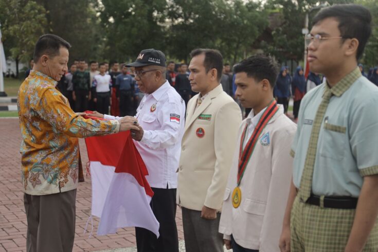 Pj Gubernur Aceh Achmad Marzuki membagikan secara simbolis bendera merah putih kepada ribuan pelajar dan pengurus organisasi masyarakat di Aceh dalam momentum pencanangan pembagian 10 juta bendera merah putih, di halaman Kantor Gubernur Aceh, Kamis (3/8)
