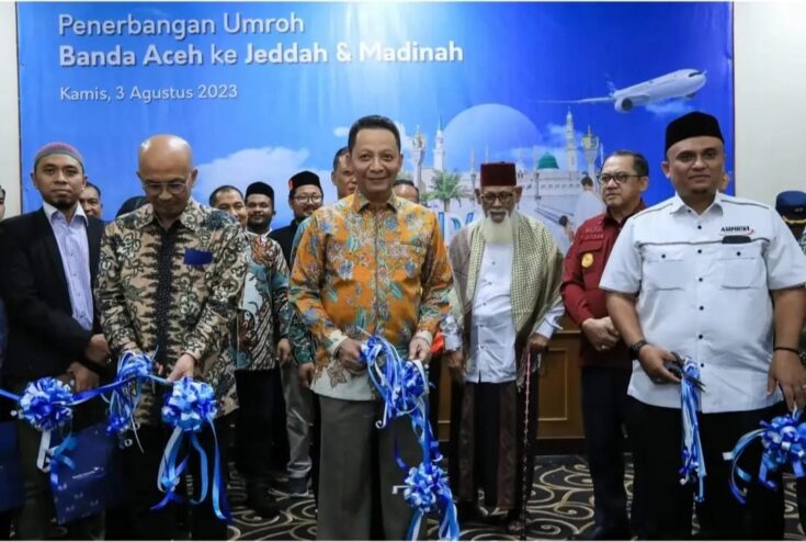 Pj Gubernur Aceh Achmad Marzuki didampingi Direktur Teknik PT Garuda Indonesia Rahmat Hanafi melepas penerbangan umrah perdana Garuda Indonesia dari Banda Aceh ke Jeddah dan Madinah di Gedung VIP Bandara SIM Blang Bintang, Aceh Besar, Kamis (3/8)