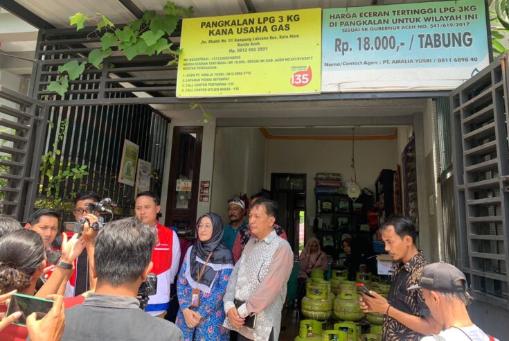 Kepala Ombudsman RI Perwakilan Provinsi Aceh Dian Rubianty melakukan sidak ke pangkalan LPG yang ada di Gampong Laksana bersama Pertamina Cabang Aceh dan Dinas ESDM Aceh, Kamis (3/8)