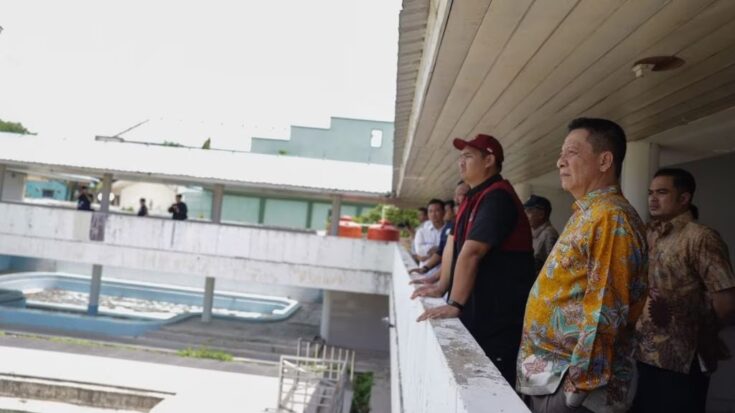 Pj Gubernur Aceh Achmad Marzuki mendampingi Menteri Pemuda dan Olahraga Dito Ariotedjo beserta rombongan saat meninjau lokasi pembangunan baru dan rehab Venue PON XXI/2024 Aceh-Sumut, di Banda Aceh, Kamis (3/8)