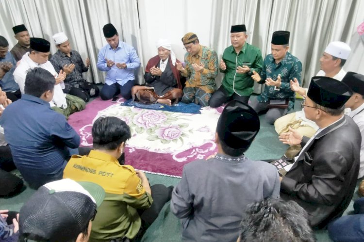 Menteri Desa dan PDTT Gus Halim saat bertemu Abu Kuta Krueng di Dayah Darul Munawarah Kuta Krueng, Ulee Gle, Pidie Jaya, Sabtu (5/8). (Foto: PKB)