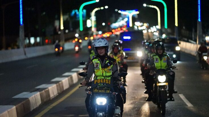 Polwan Polresta Banda Aceh menggelar patroli malam hari menggunakan sepeda motor, Sabtu malam (5/8)