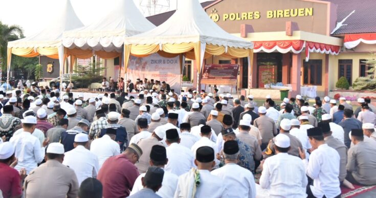 Polres Bireuen menggelar do'a bersama dalam rangka mewujudkan Pemilu serentak 2024 damai dan sejuk usai shalat subuh berjamaah di lapangan Hijau 97 Wira Pratama Mapolres Bireuen, Ahad (6/8)