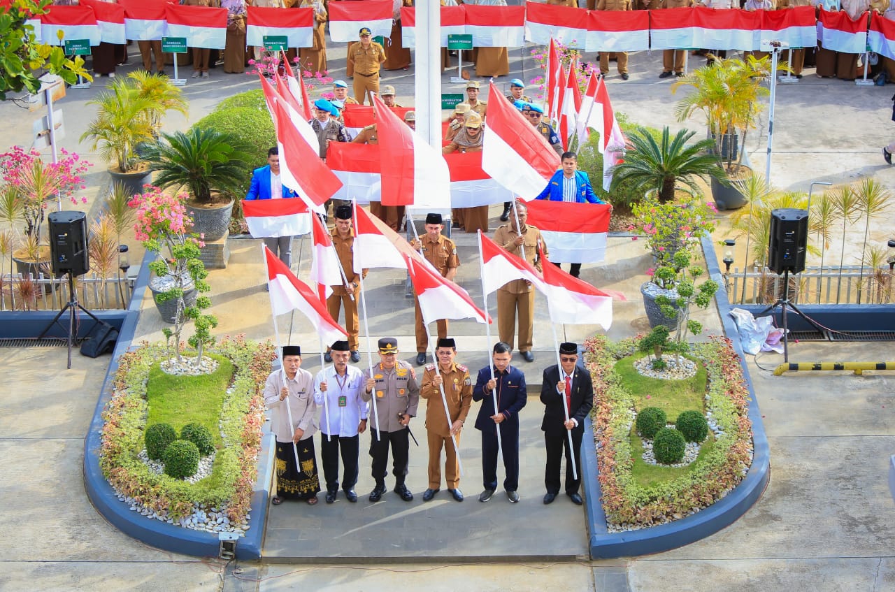 Forkopimda Kota Banda Aceh mencanangkan Gerakan Pembagian 10 Juta Bendera Merah Putih dalam rangka HUT ke-78 Kemerdekaan RI, Senin, 7 Agustus 2023 di balai kota