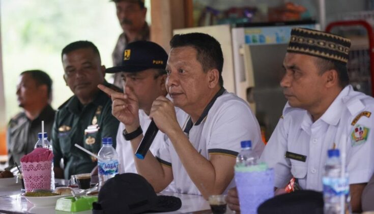 Pj Gubernur Aceh Achmad Marzuki didampingi Kepala SKPA/Biro terkait, berdialog dengan masyarakat Tangse saat meninjau lokasi kerusakan jalan Beureunuen-Tangse, di Pidie, Rabu (9/8)