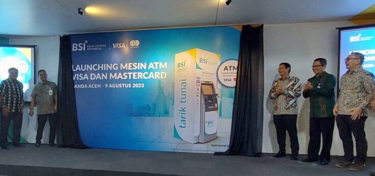 SEVP Digital Banking BSI Saut Parulian Saragih didampingi Kepala OJK Aceh Yusri, Kepala Perwakilan BI Aceh Rony Widijarto P, Kadisbudpar Aceh Almuniza Kamal, Regional CEO BSI Aceh Wisnu Sunandar meluncurkan mesin ATM VISA dan Mastercard di Aceh, Rabu (9/8/2023) sore