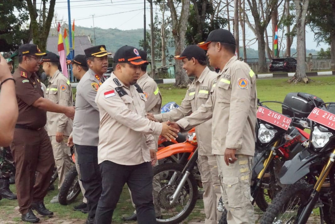 Pj Bupati Aceh Besar Muhammad Iswanto bersama Forkopimda meninjau dan menyapa personel gabungan yang ikut Apel Siaga Bencana Kabupaten Aceh Besar 2023, di Lapangan Bungong Jeumpa, Kota Jantho, Rabu (9/8)