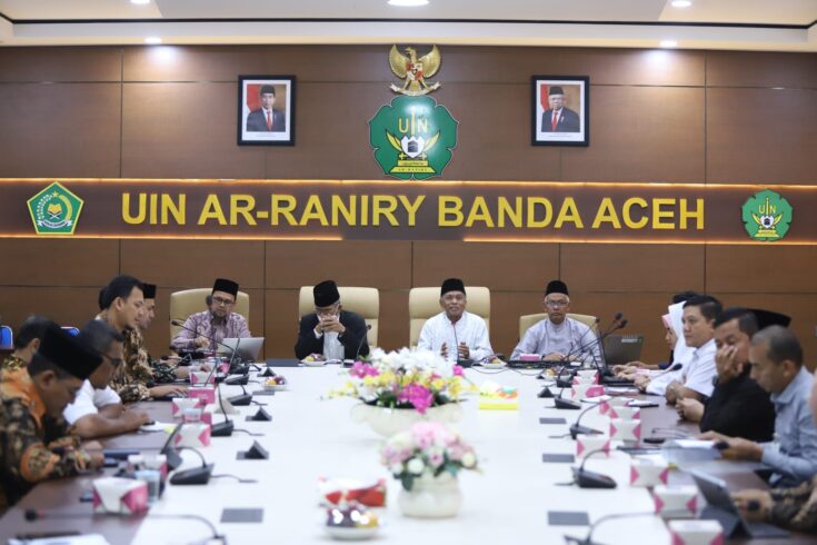 UIN Ar-Raniry melalui Pusat Kerohanian dan Moderasi Beragama menggelar FGD penguatan ekonomi dan keuangan syariah di Aceh melalui spirit moderasi beragama di ruang rapat rektorat, Rabu (9/8)