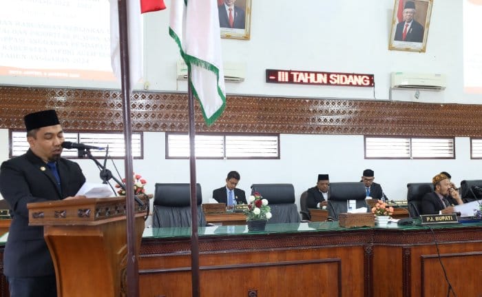 Pj Bupati Aceh Besar Muhammad Iswanto menyampaikan Rancangan KUA-PPAS APBK Aceh Besar Tahun 2024, di Gedung DPRK, Kota Jantho, Rabu (9/8)